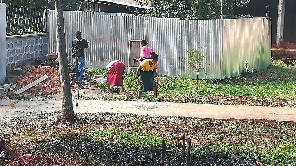 Lavori di pulizia negli spazi esterni