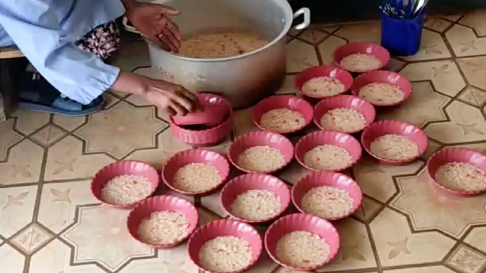 Preparazione delle porzioni per il pranzo
