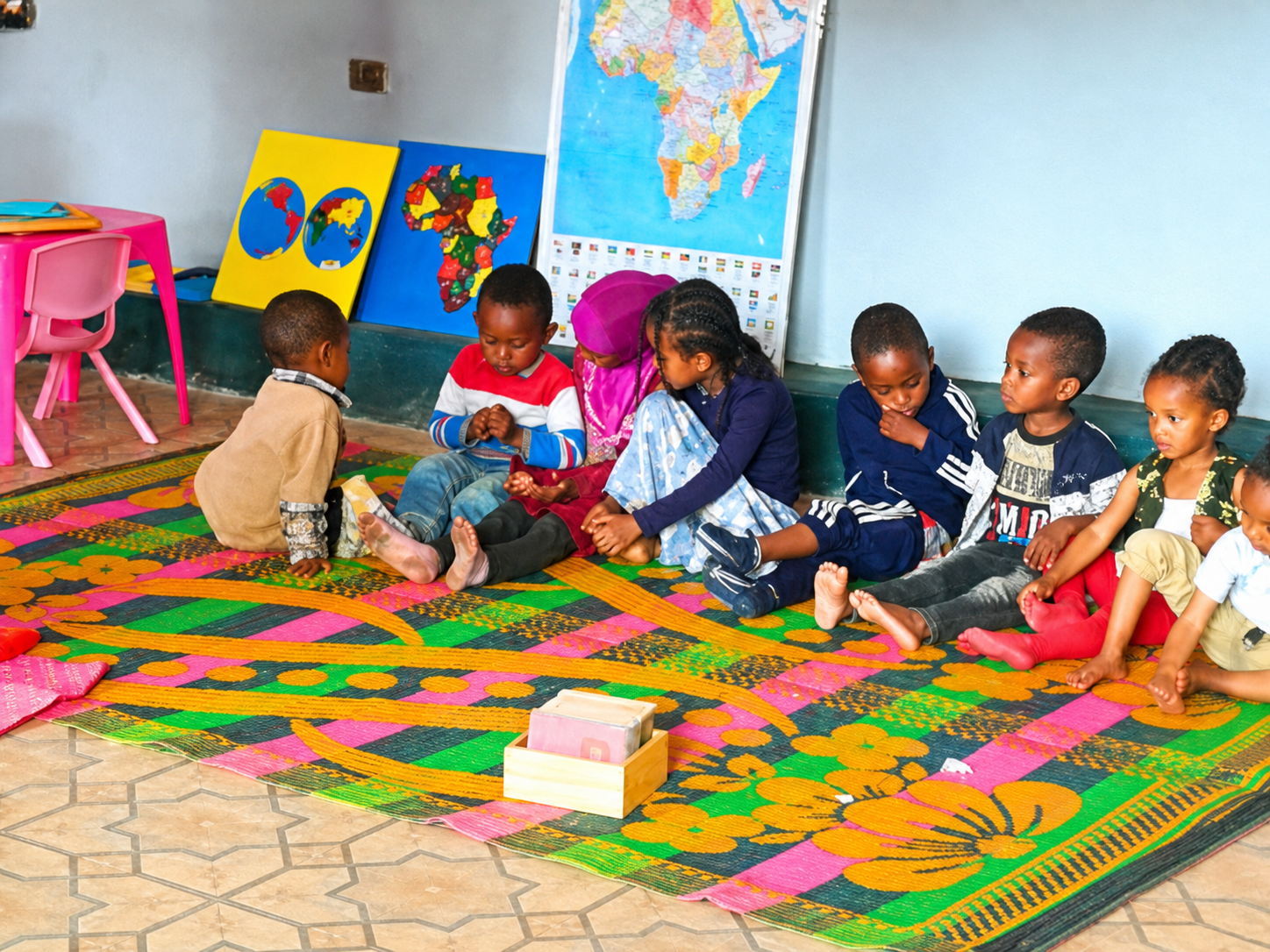 Bambini riuniti nell’aula della scuola