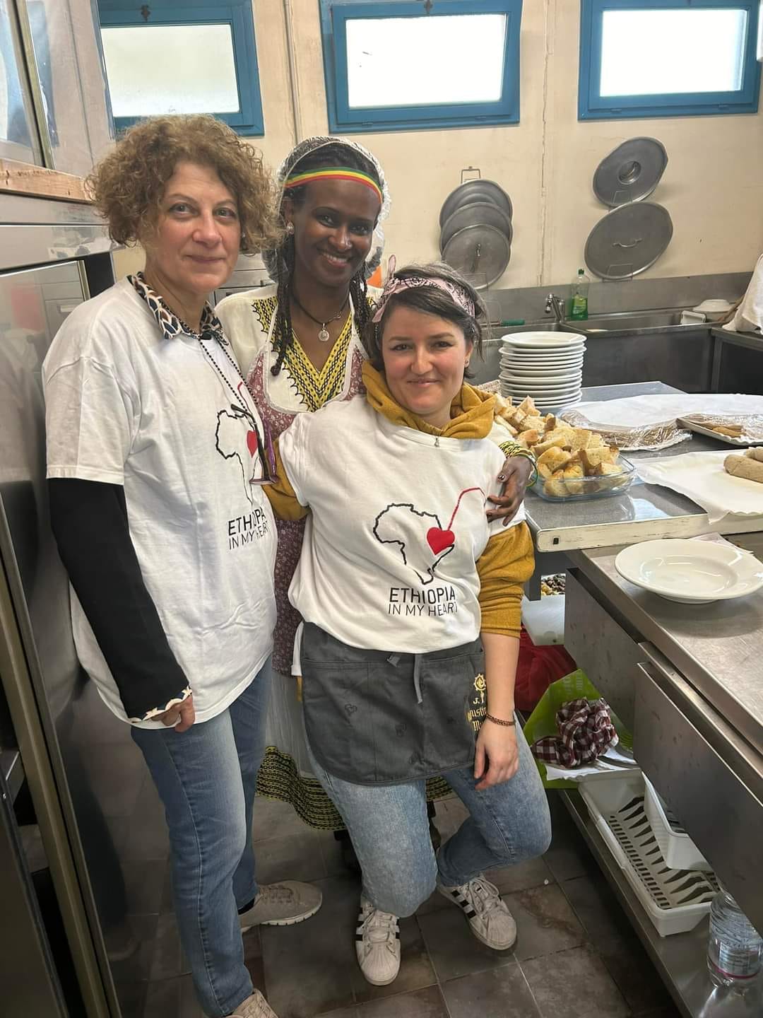 Associazione: volontarie al lavoro in cucina