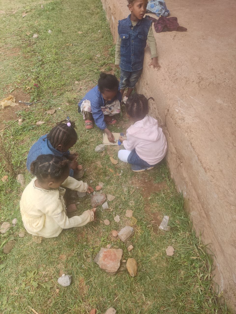 Bambini Etiopia: momento di gioco in uno spazio aperto