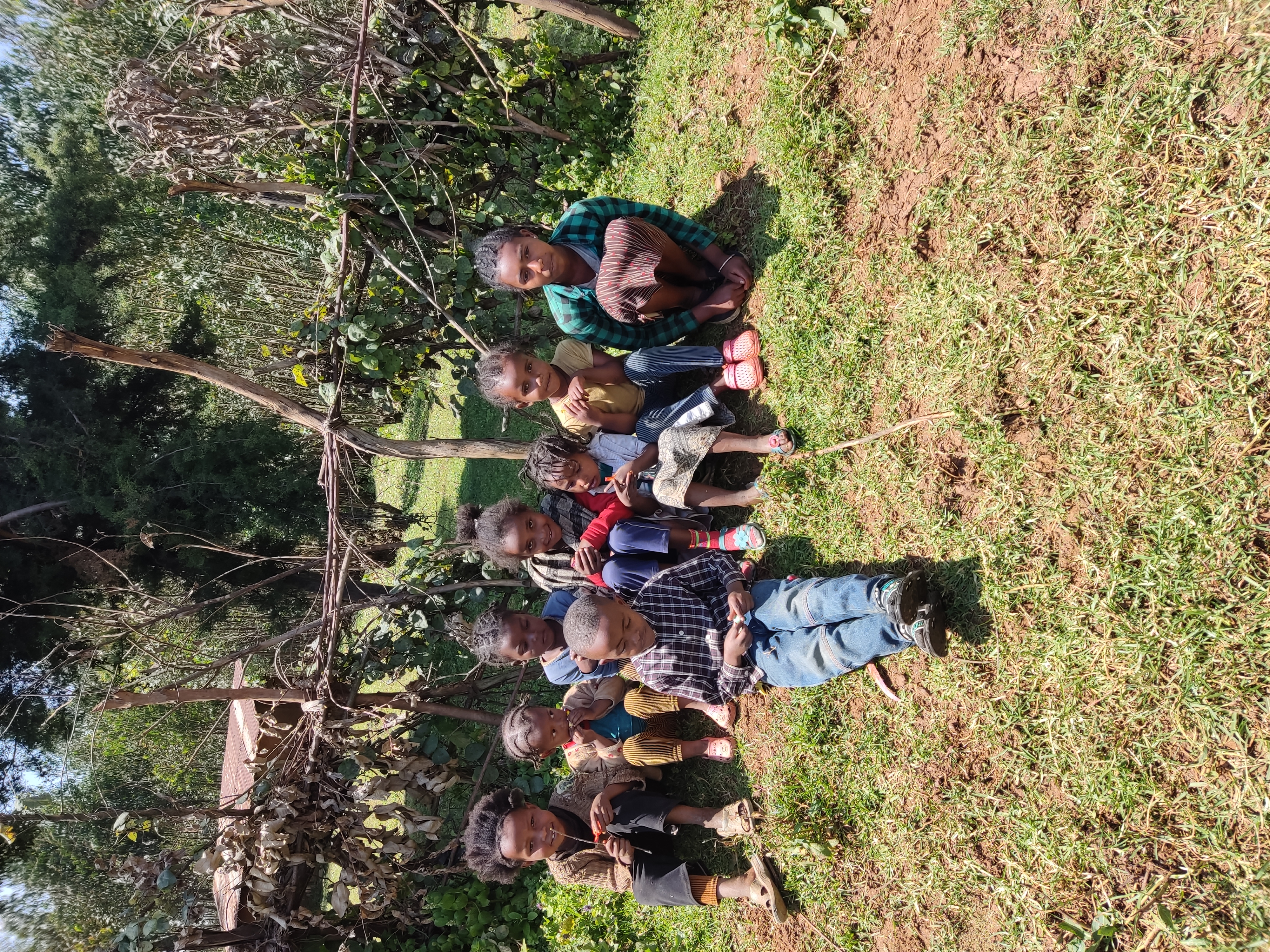 Bambini Etiopia: gruppo riunito in uno spazio aperto