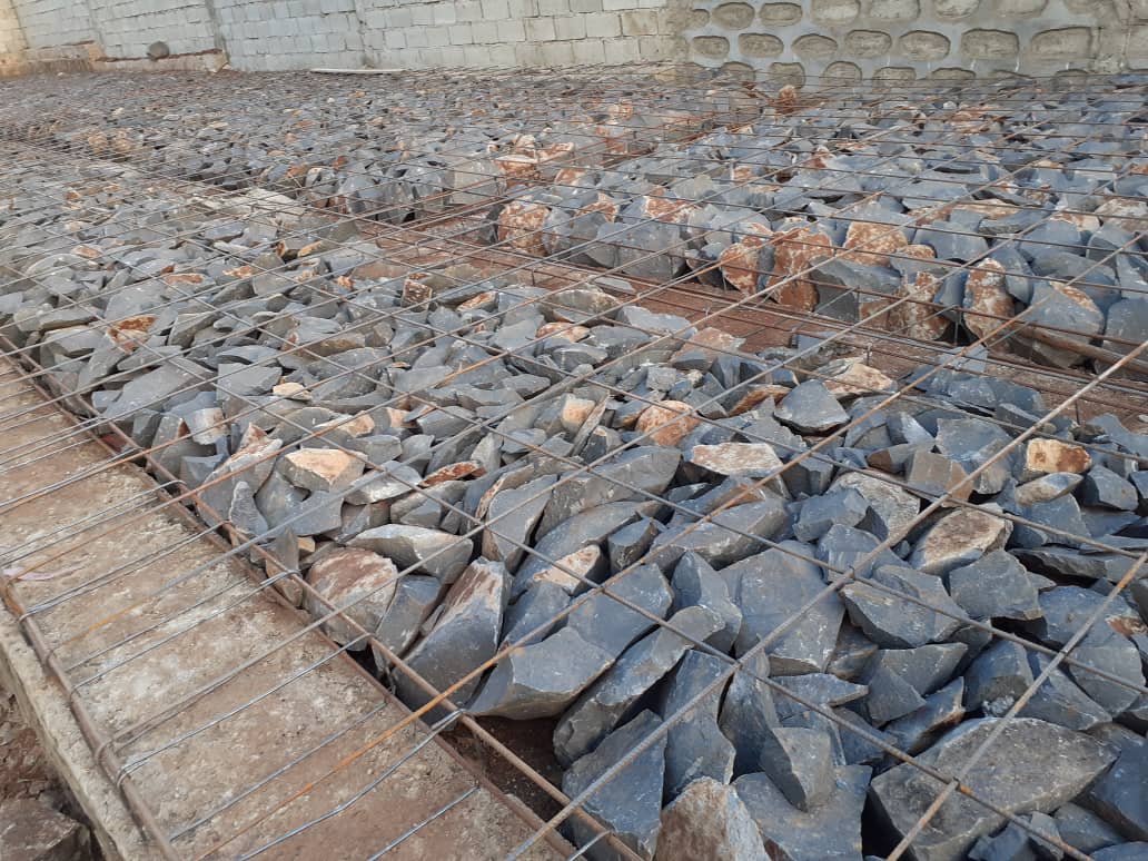 Parte costruzione asilo: fondazione in pietra e cemento