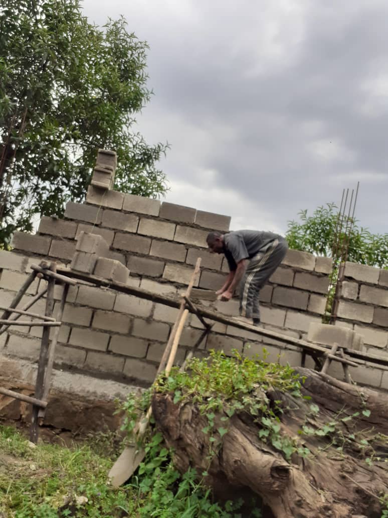 Parte costruzione asilo: costruzione del muro in blocchi