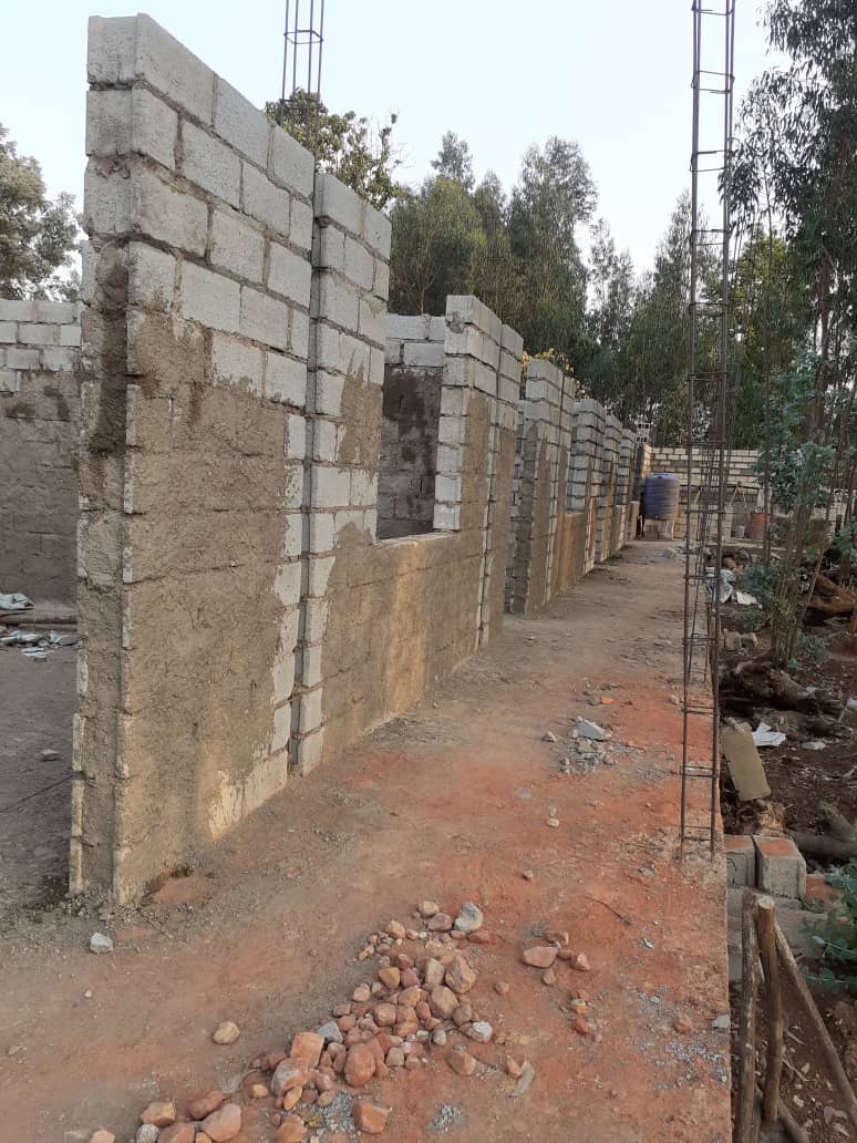 Parte costruzione asilo: muro perimetrale in costruzione