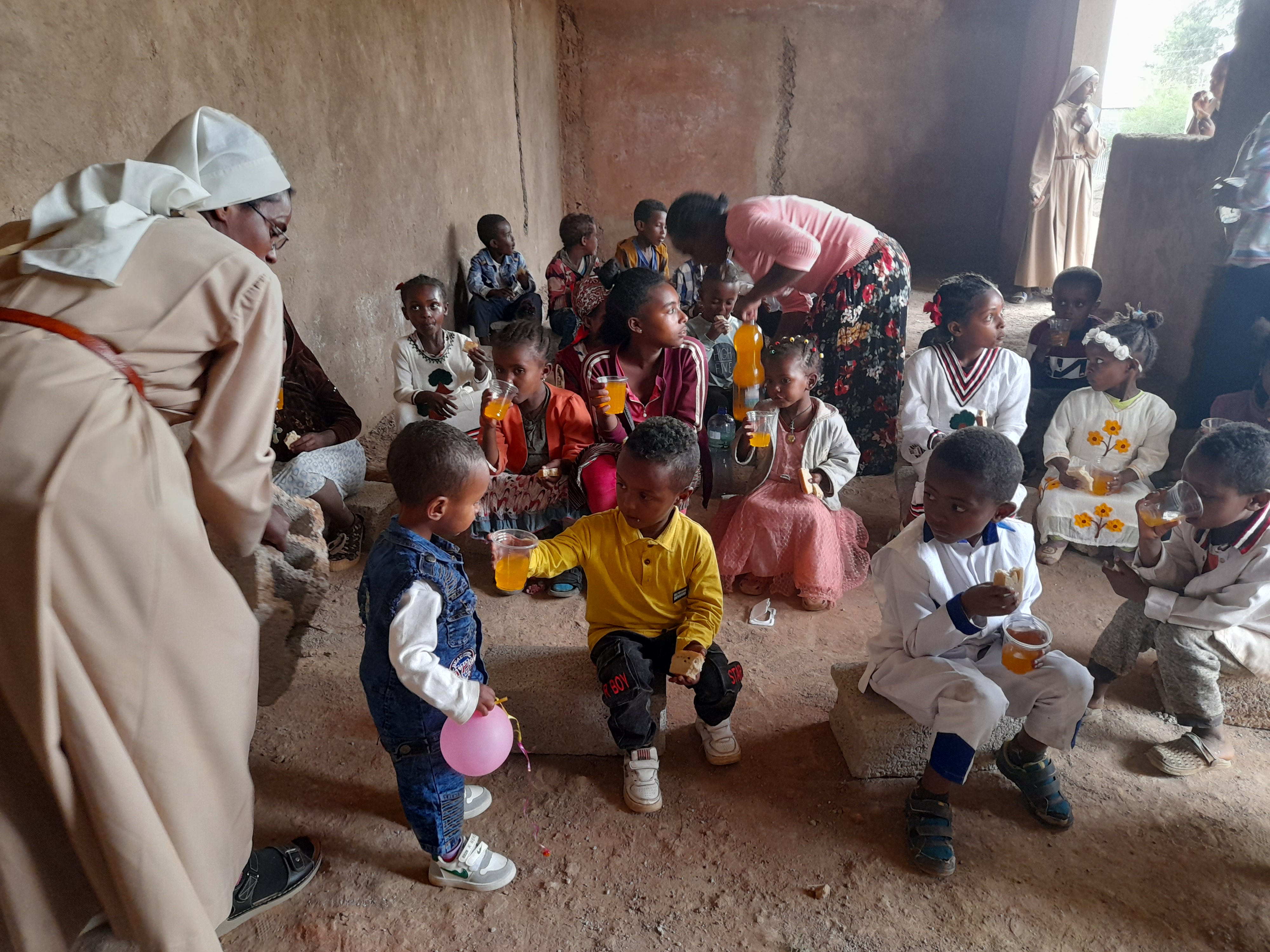 Vita asilo: bambini insieme alle suore