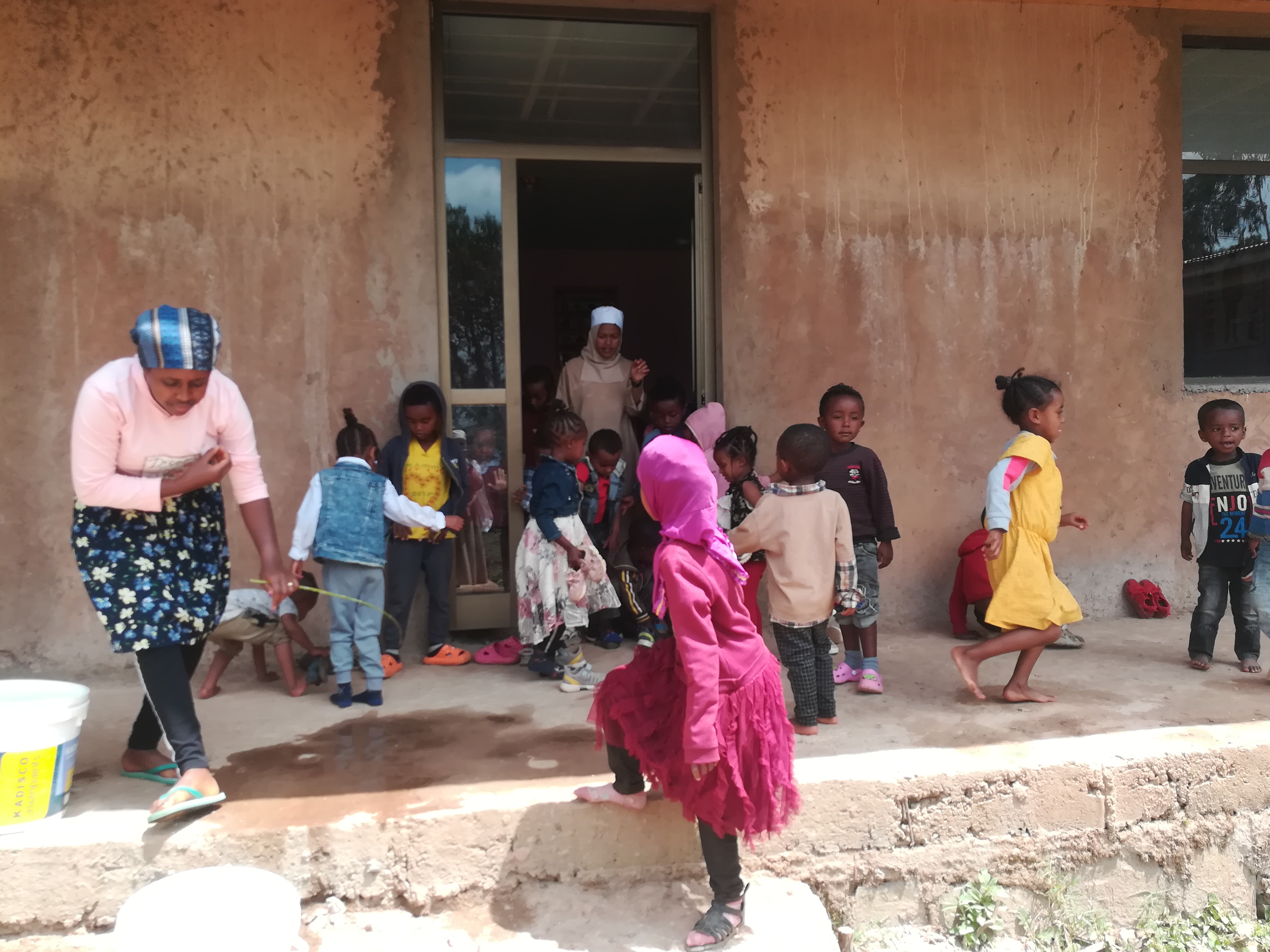 Vita asilo: bambini davanti al loro ingresso