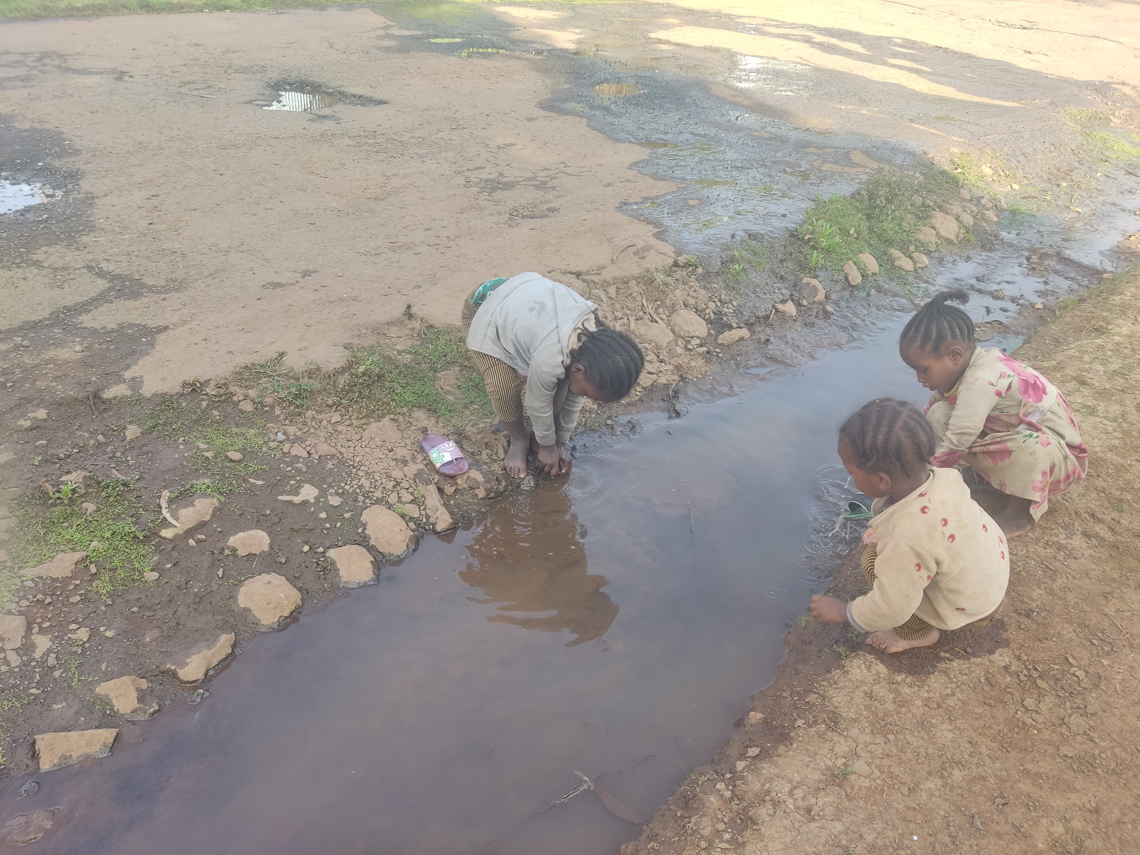 Vita quotidiana: bambini raccolgono acqua